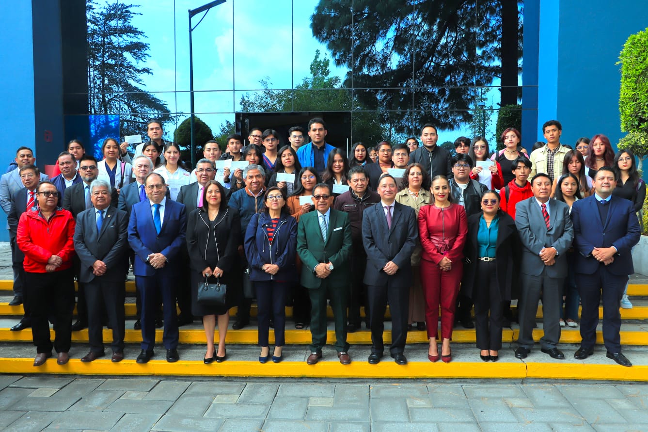 Reciben 3,416 estudiantes de la UATx beca institucional